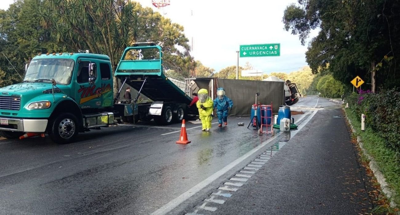 Vuelca tráiler con ácido muriático en la México-Cuernavaca: caos y emergencia en la carretera